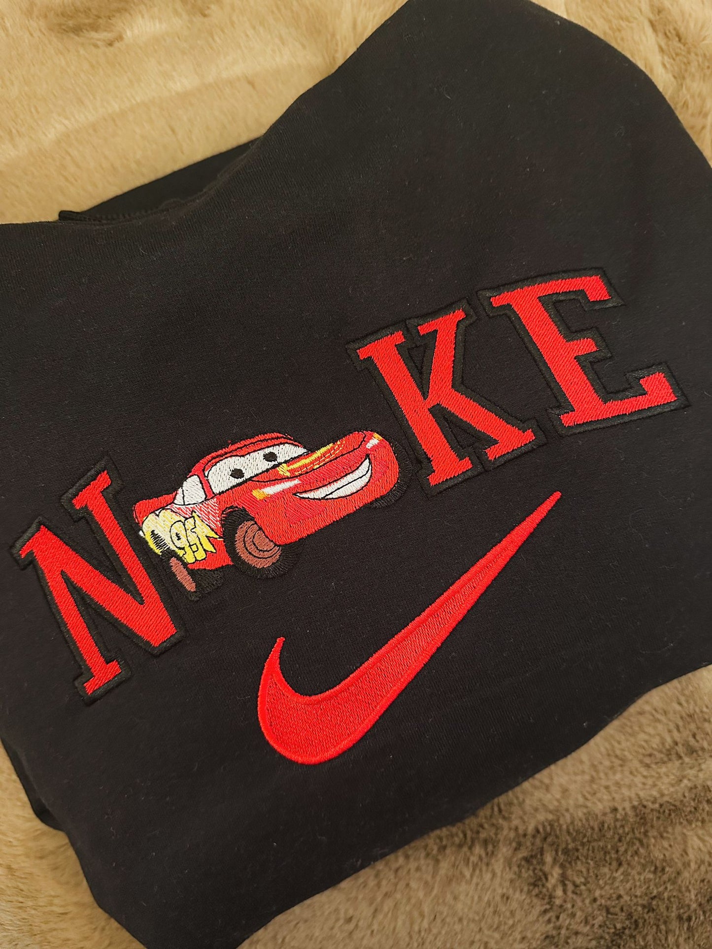 Sweatshirt brodé NKE voiture