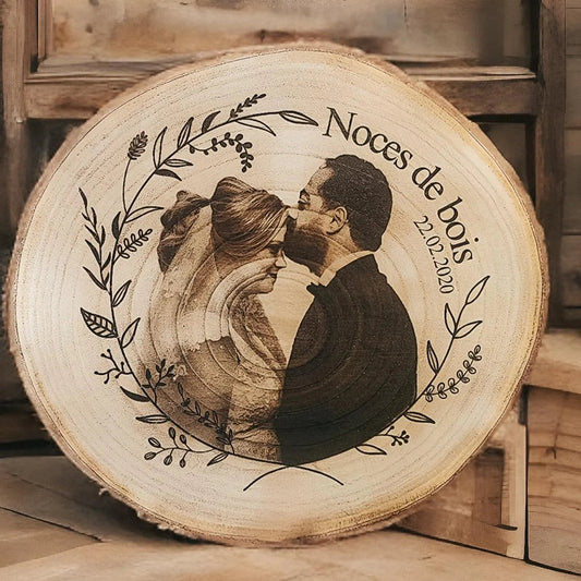 Portrait gravé sur rondin de bois