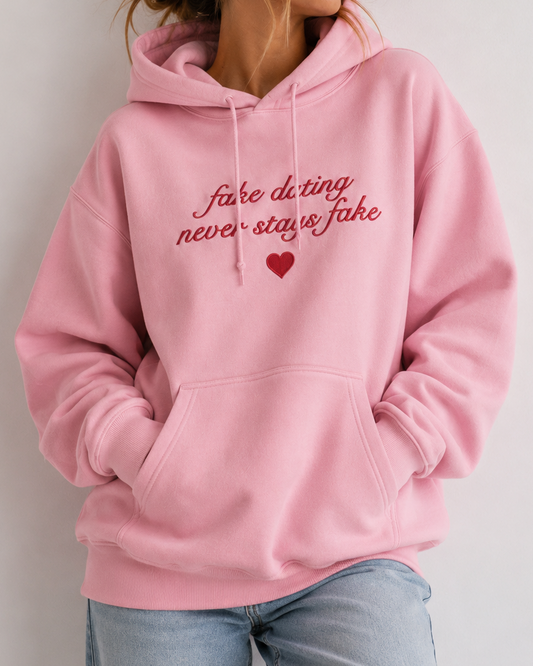 T-shirt & sweat brodé « Fake Dating Never Stays Fake » – Cadeau lectrice BookTok