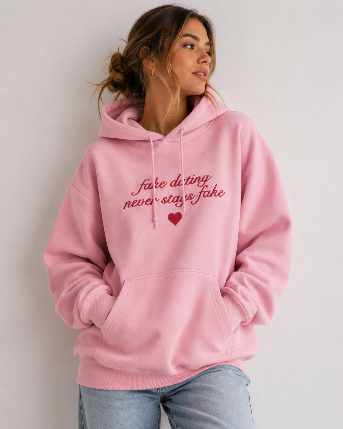 T-shirt & sweat brodé « Fake Dating Never Stays Fake » – Cadeau lectrice BookTok