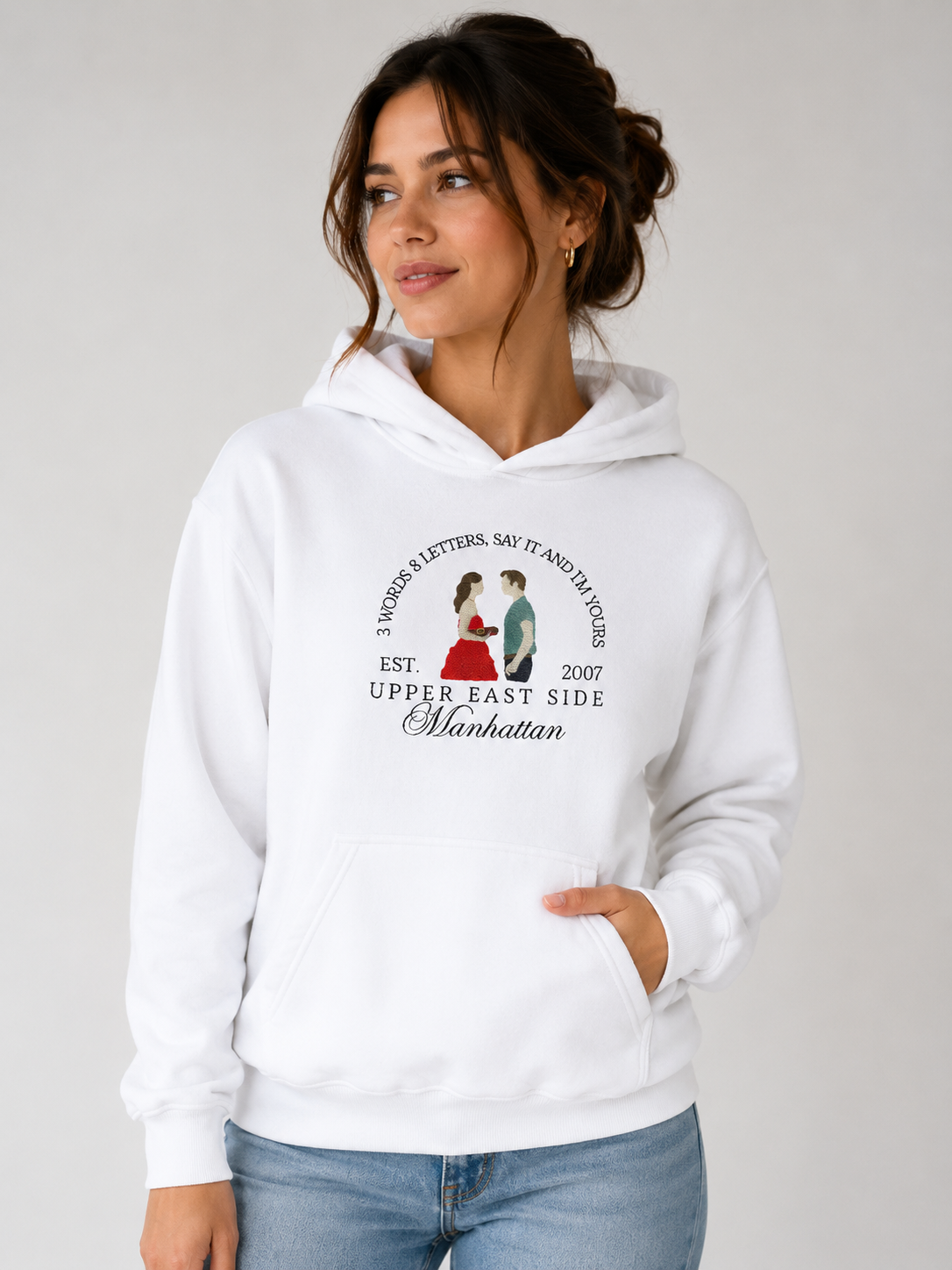 Sweat à capuche brodé « Upper East Side – Manhattan » – Gossip Girl & romance
