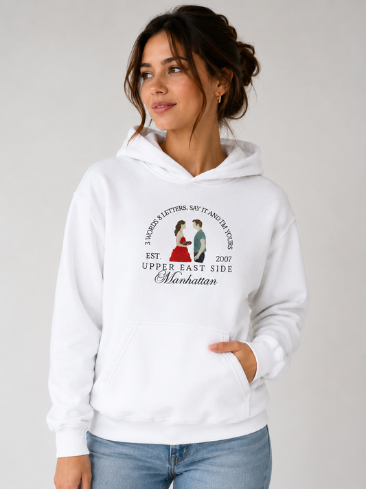 Sweat à capuche brodé « Upper East Side – Manhattan » – Gossip Girl & romance