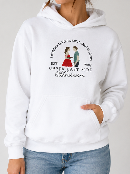Sweat à capuche brodé « Upper East Side – Manhattan » – Gossip Girl & romance