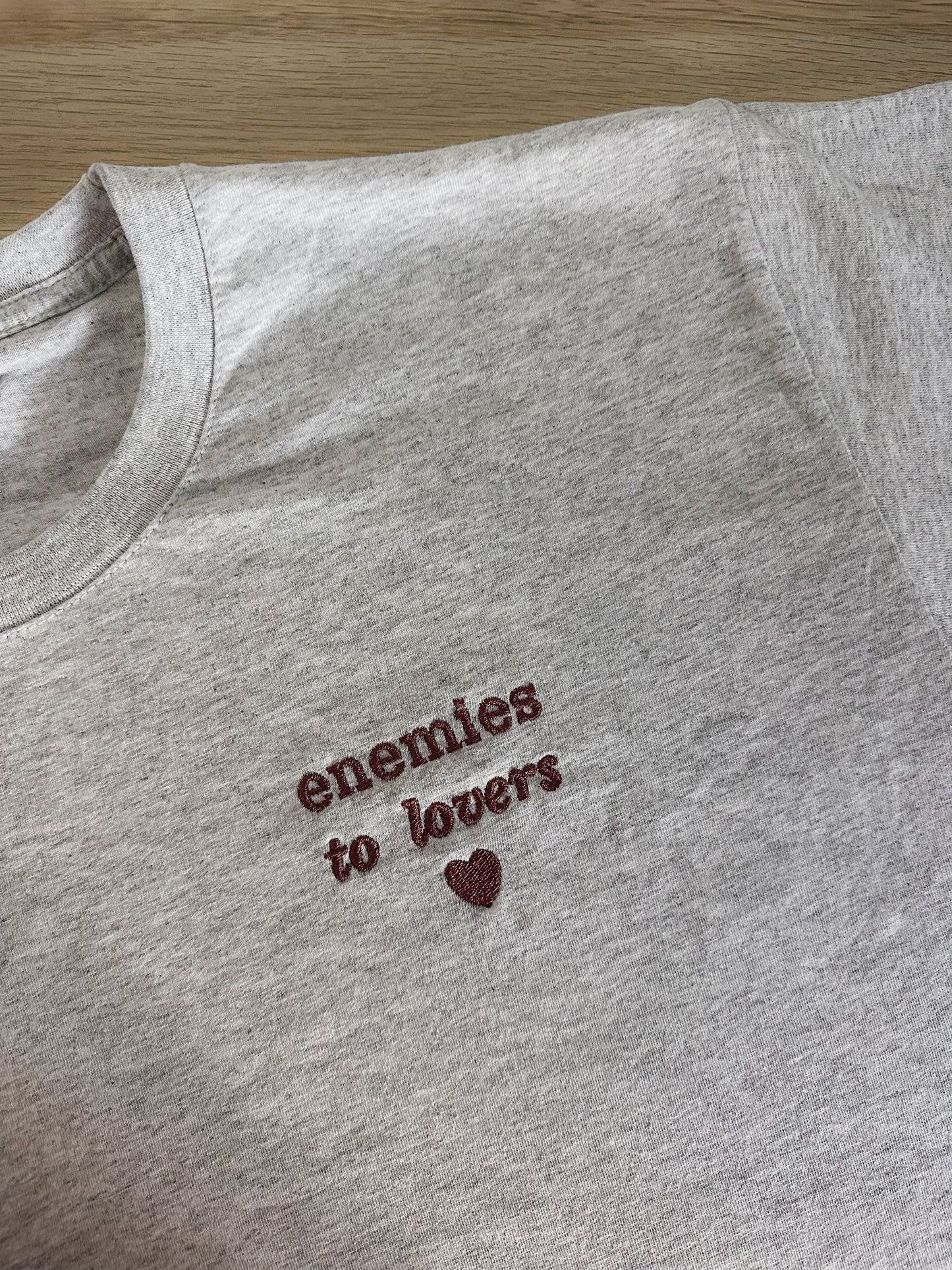 T-shirt / sweatshirt brodé « Enemies to Lovers » – Cadeau lectrice BookTok & romance